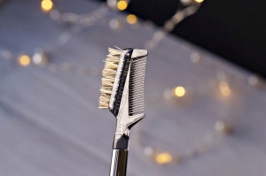 Кисть для бровей двойная с расчёской  D18 CC BROW | LUCAS' COSMETICS