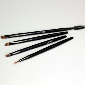 Lucas Cosmetic`s кисть скошенная средняя